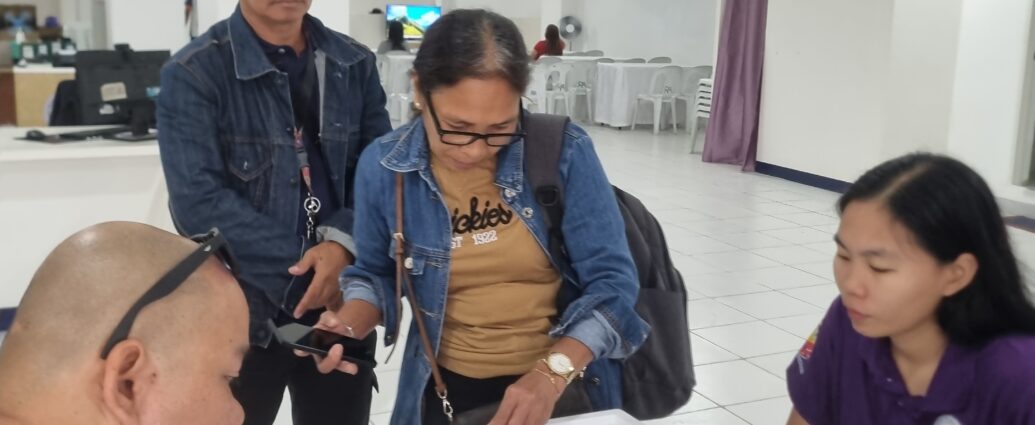 Isang repatriated OFW habang dumadalo sa DMW MIMAROPA Financial Awareness Seminar sa Calapan City Oriental Mindoro